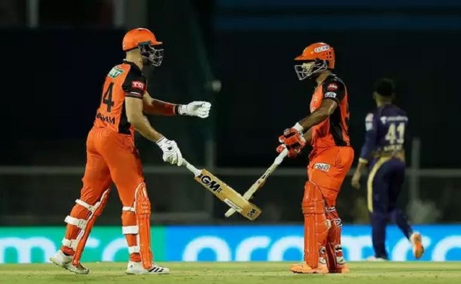কলকাতাকে হারিয়ে টানা ৩ জয় হায়দ্রাবাদের 